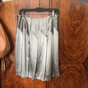 Silver Skirt - Plays with the light